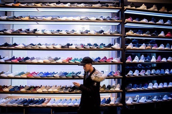 Η αγορά των sneakers γίνεται χρυσωρυχείο – Πώς ένας 21χρονος μετέτρεψε το πάθος του σε επιχείρηση εκατομμυρίων | Ειδήσεις για την Οικονομία
