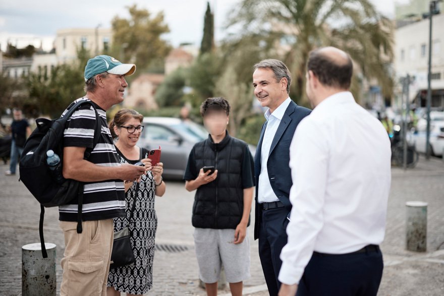 Mitsotakis on the Electric route with the first train modernized, talked to passengers and tourists, watch videos